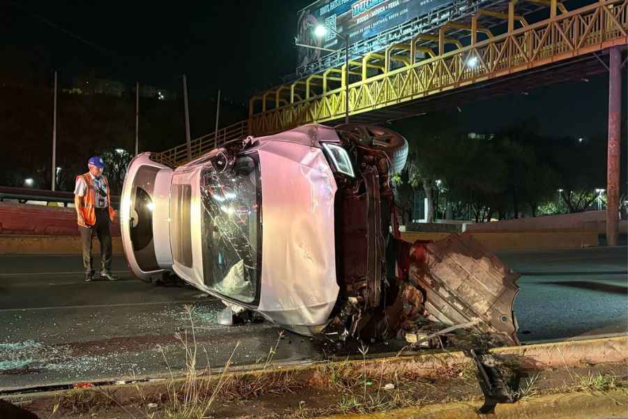 Monterrey: Conductor choca contra un muro y vuelca en la Avenida Eugenio Garza Sada