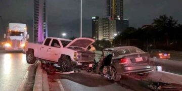 Monterrey: Fuerte choque en la Avenida Revolución deja a un hombre herido