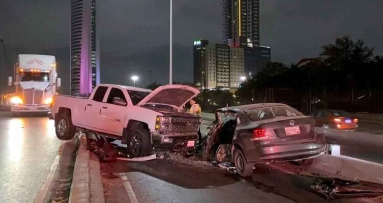Monterrey: Fuerte choque en la Avenida Revolución deja a un hombre herido