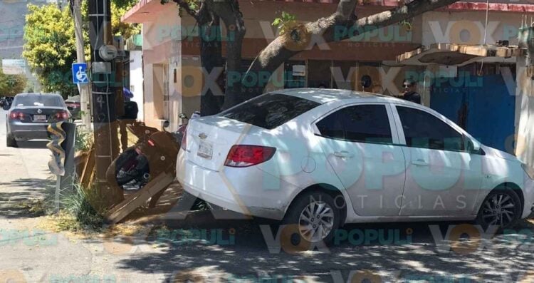 Motociclista omite semáforo y choca contra un árbol en Ciudad Victoria
