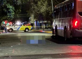 Motociclista repartidor muere tras ser embestido por camión en el Centro de Monterrey, Nuevo León