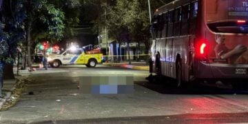 Motociclista repartidor muere tras ser embestido por camión en el Centro de Monterrey, Nuevo León