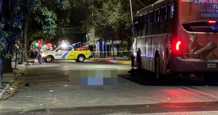 Motociclista repartidor muere tras ser embestido por camión en el Centro de Monterrey, Nuevo León