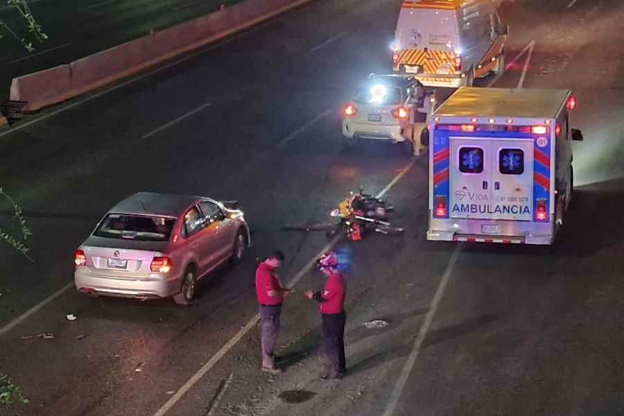 Motociclista resulta herido al ser embestido por un automóvil en la Avenida Fidel Velázquez de Monterrey, NL