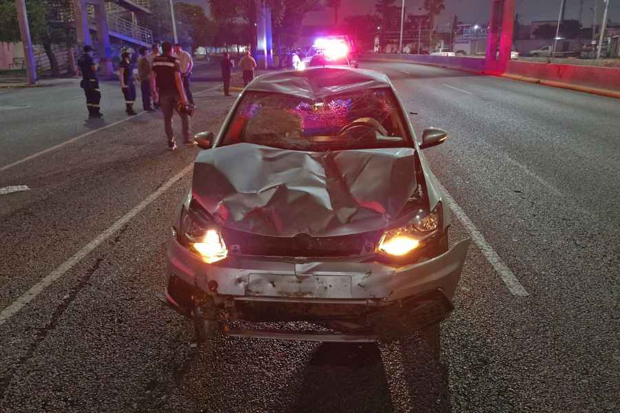 Motociclista resulta herido al ser embestido por un automóvil en la Avenida Fidel Velázquez de Monterrey, NL