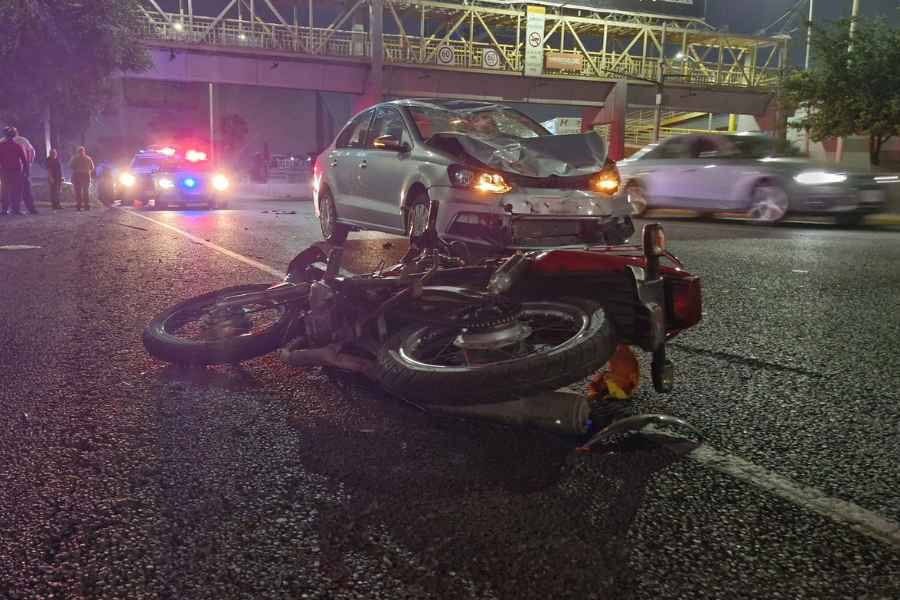 Motociclista resulta herido al ser embestido por un automóvil en la Avenida Fidel Velázquez de Monterrey, NL