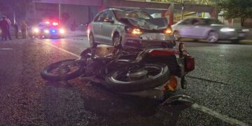 Motociclista resulta herido al ser embestido por un automóvil en la Avenida Fidel Velázquez de Monterrey, NL
