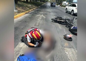 Motociclista sufre lesiones tras choque con auto en San Pedro, NL