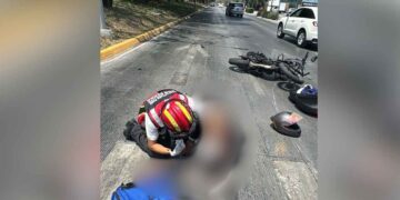 Motociclista sufre lesiones tras choque con auto en San Pedro, NL