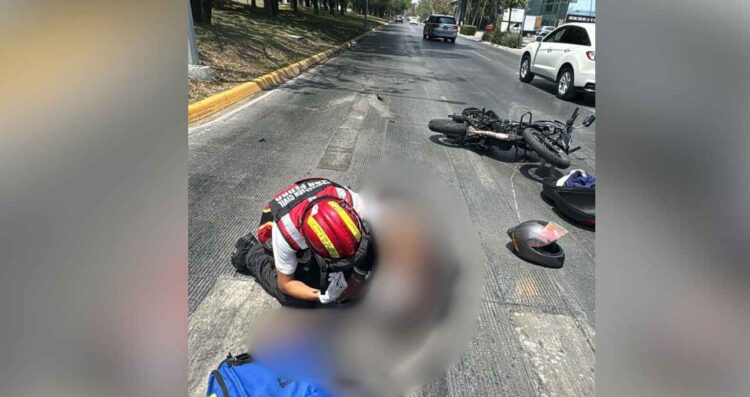 Motociclista sufre lesiones tras choque con auto en San Pedro, NL