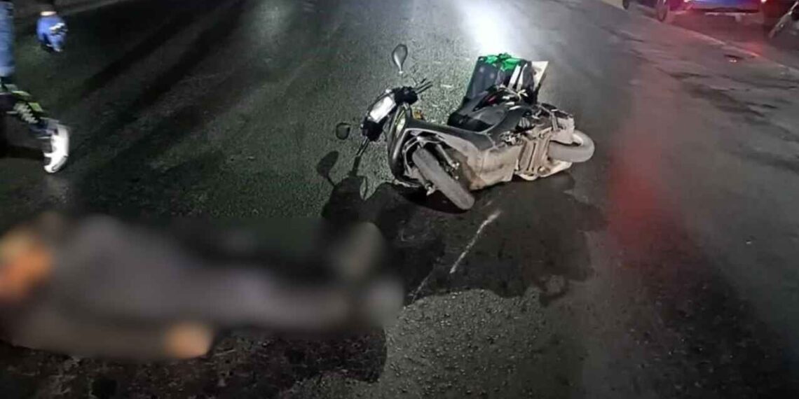 Motociclista se estrella contra columna del Metro y termina herido en Monterrey, NL