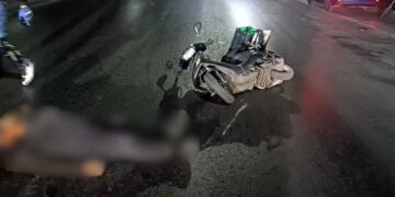 Motociclista se estrella contra columna del Metro y termina herido en Monterrey, NL