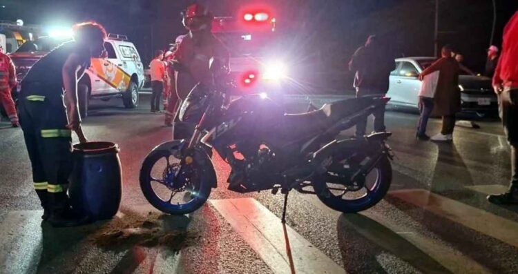 Motociclista se lesiona al chocar en la Avenida Lincoln de Monterrey, NL