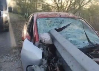 Apodaca: muere al estrellar automóvil con barandal de contención