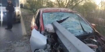 Apodaca: muere al estrellar automóvil con barandal de contención