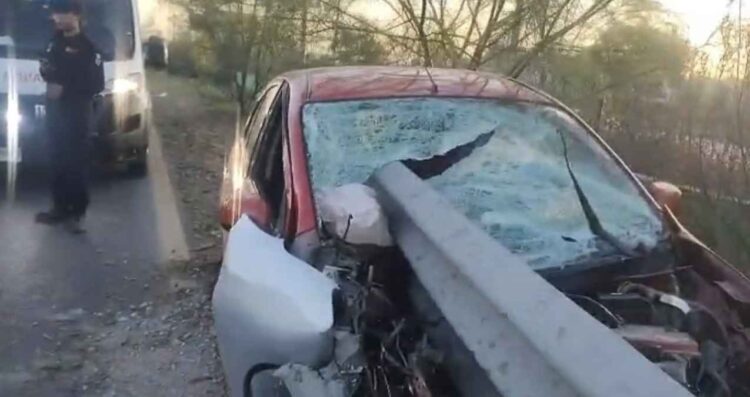 Apodaca: muere al estrellar automóvil con barandal de contención