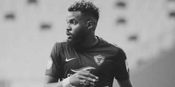 Fallece futbolista Aaron Boupendza al caer de un edificio en China