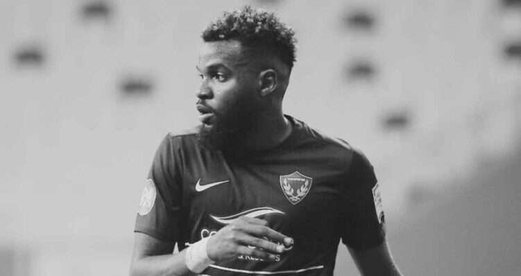 Fallece futbolista Aaron Boupendza al caer de un edificio en China