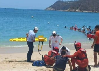 Muere mujer tras hundimiento de lancha en Huatulco, Oaxaca; 14 personas fueron rescatadas