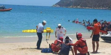 Muere mujer tras hundimiento de lancha en Huatulco, Oaxaca; 14 personas fueron rescatadas