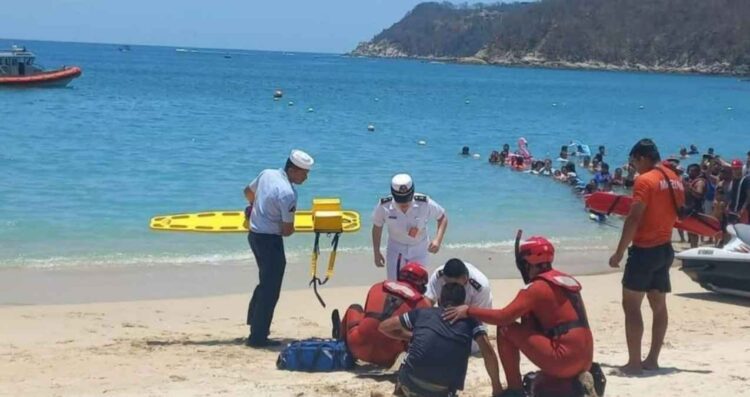Muere mujer tras hundimiento de lancha en Huatulco, Oaxaca; 14 personas fueron rescatadas