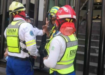 trabajadora caer por elevador