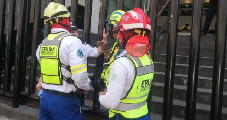 trabajadora caer por elevador
