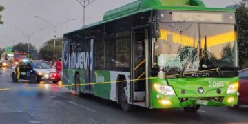 Muere peatón al ser atropellado por un camión urbano en la avenida Manuel Ordoñez de Santa Catarina, NL