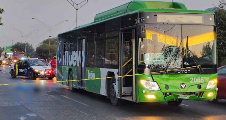 Muere peatón al ser atropellado por un camión urbano en la avenida Manuel Ordoñez de Santa Catarina, NL