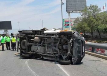 Muere un hombre y dos más resultan heridos tras volcadura en Monterrey, Nuevo León
