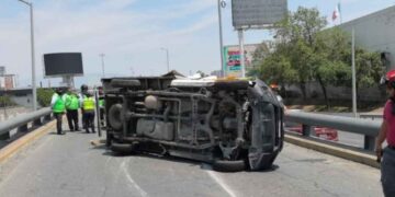Muere un hombre y dos más resultan heridos tras volcadura en Monterrey, Nuevo León