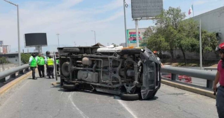 Muere un hombre y dos más resultan heridos tras volcadura en Monterrey, Nuevo León