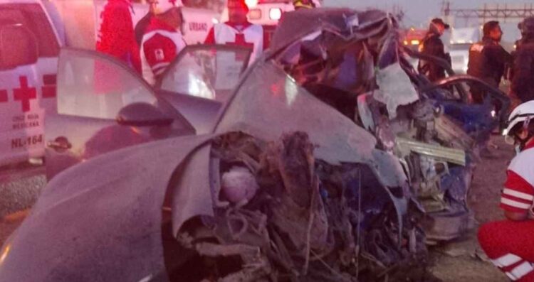 Mueren tres tras volcadura e impacto con tráiler en Apodaca, Nuevo León