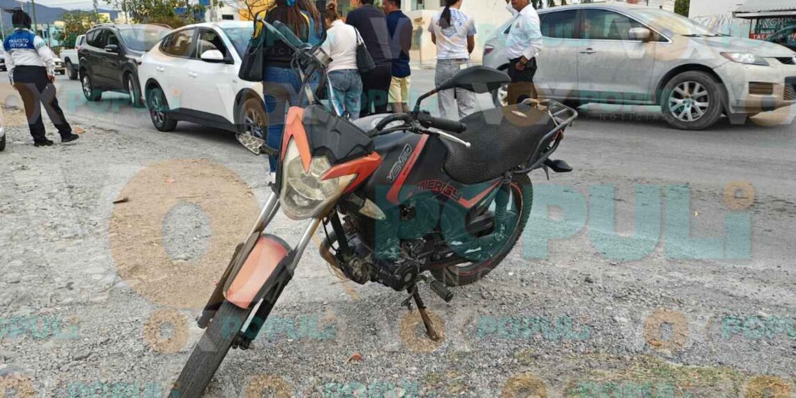Mujer choca por alcance a motociclista en Ciudad Victoria
