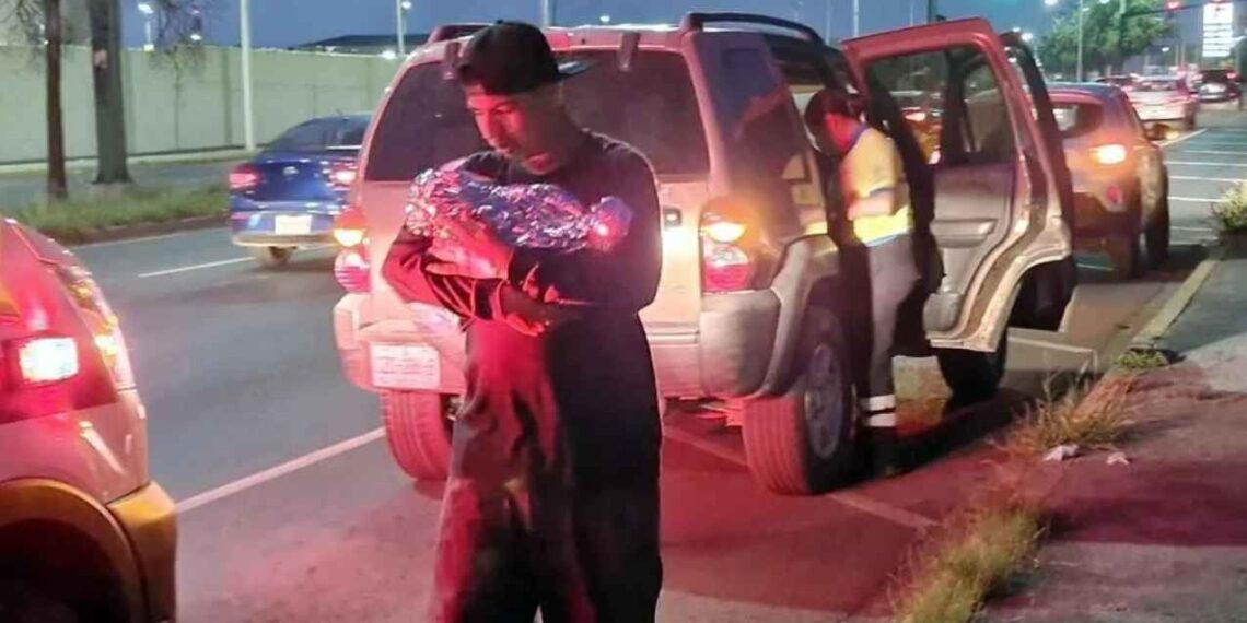 Mujer da a luz en una camioneta mientras se dirigía al hospital en Monterrey, NL