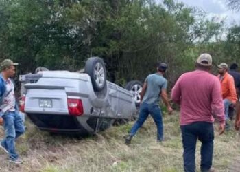 Mujer pierde la vida en volcadura en carretera a San Fernando, Tamaulipas