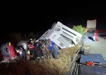 Mujer queda prensada tras volcadura de tráiler en Mina, Nuevo León