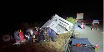 Mujer queda prensada tras volcadura de tráiler en Mina, Nuevo León
