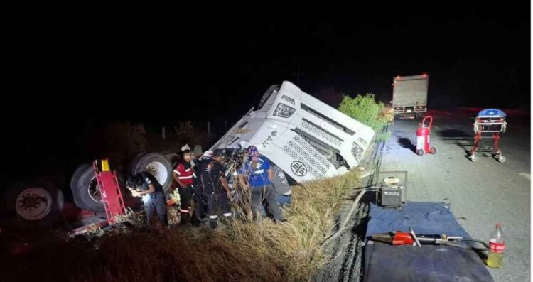 Mujer queda prensada tras volcadura de tráiler en Mina, Nuevo León