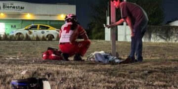 Mujer resulta lesionada tras accidente de motocicleta en la avenida Constitución de Monterrey, NL