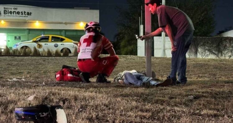 Mujer resulta lesionada tras accidente de motocicleta en la avenida Constitución de Monterrey, NL