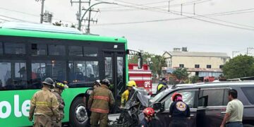 Ocho personas lesionadas tras choque entre camioneta y camión Ecovía en Guadalupe, Nuevo León