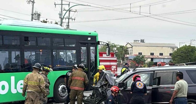 Ocho personas lesionadas tras choque entre camioneta y camión Ecovía en Guadalupe, Nuevo León