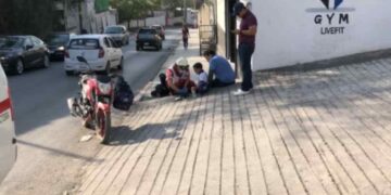 Padre e hijo caen de moto tras ser impactados por camioneta en Ciudad Victoria, Tamaulipas