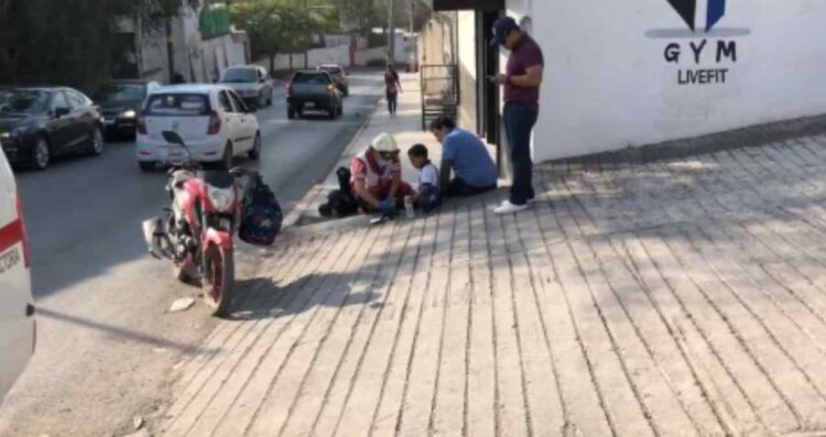 Padre e hijo caen de moto tras ser impactados por camioneta en Ciudad Victoria, Tamaulipas