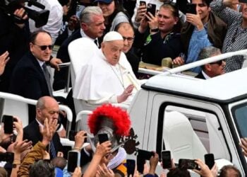 Papa Francisco reaparece en público y envía mensaje de Pascua desde el papamóvil