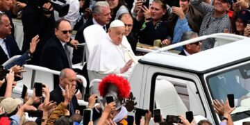Papa Francisco reaparece en público y envía mensaje de Pascua desde el papamóvil