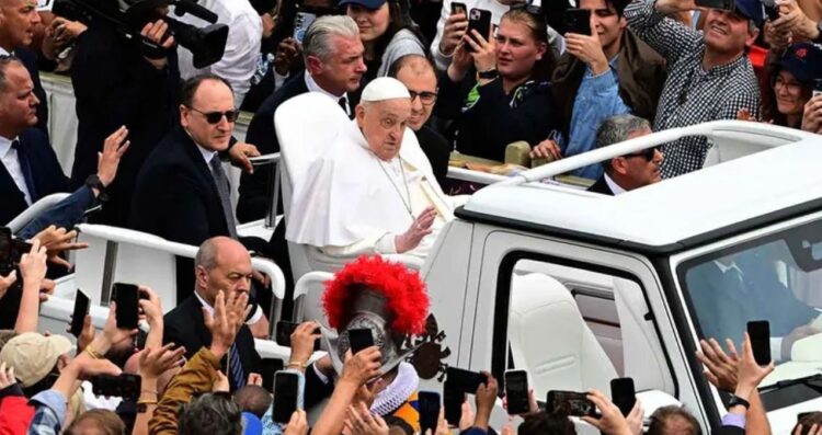 Papa Francisco reaparece en público y envía mensaje de Pascua desde el papamóvil