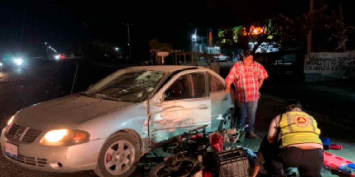 Pareja lesionada tras choque entre moto y auto en El Mante, Tamaulipas