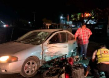 Pareja lesionada tras choque entre moto y auto en El Mante, Tamaulipas